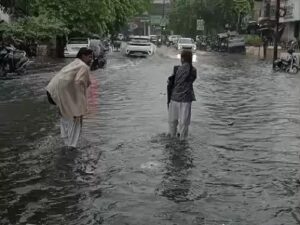 निगम अलर्ट! बारिश ने थामी शहर की रफ्तार हर तरफ पानी