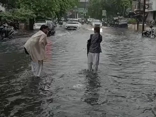 निगम अलर्ट! बारिश ने थामी शहर की रफ्तार हर तरफ पानी