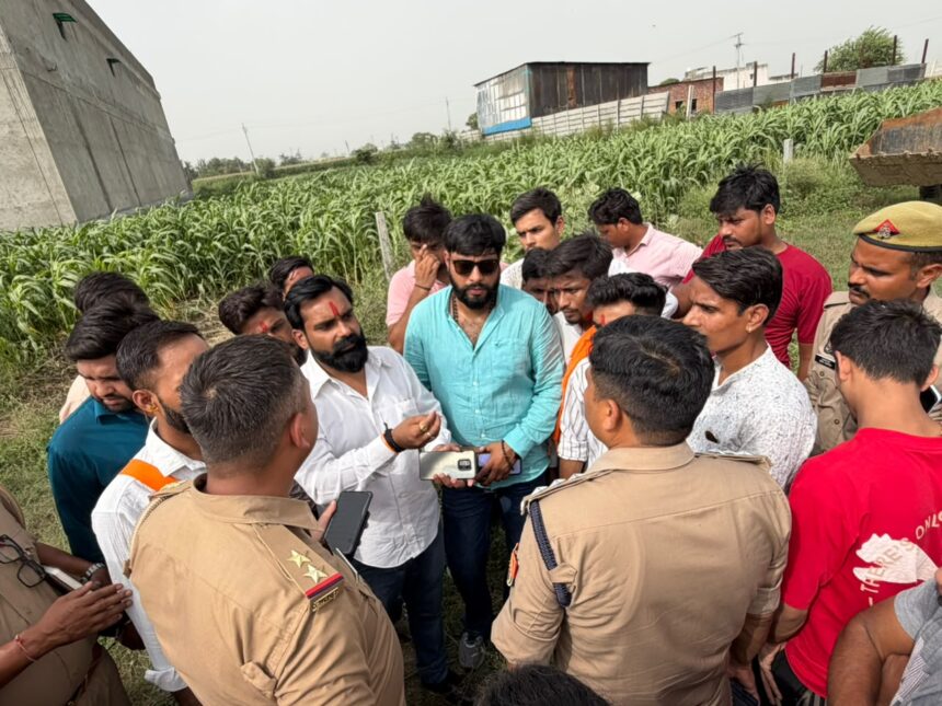 जाहिदपुर में गोकशी मौके पर पहुंचे बजरंगी