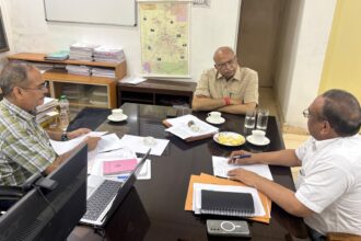 बिजली संकट पर अधिकारियों से मिले कैंट विधायक