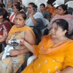 हाथों में कटोरा लेकर पीएम के खिलाफ नारे