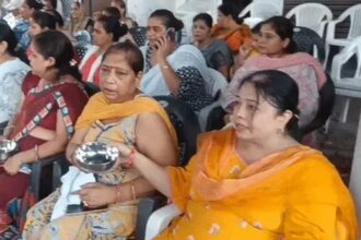 हाथों में कटोरा लेकर पीएम के खिलाफ नारे