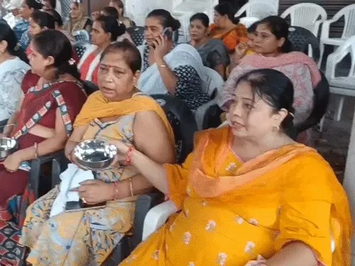 हाथों में कटोरा लेकर पीएम के खिलाफ नारे