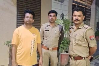 अवमानना के नोटिसों के बाद अब हाउस अरेस्ट