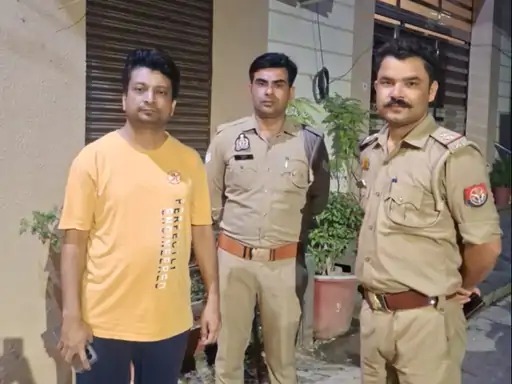 अवमानना के नोटिसों के बाद अब हाउस अरेस्ट