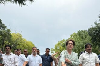 पीएम हाउस पर राहुल प्रियंका का धरना