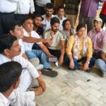 हाउस अरेस्ट पुलिस का ताला कांग्रेसियों का हंगामा