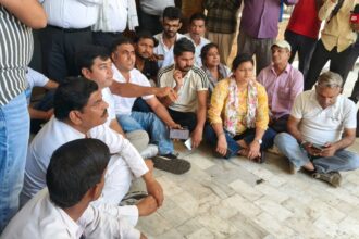 हाउस अरेस्ट पुलिस का ताला कांग्रेसियों का हंगामा