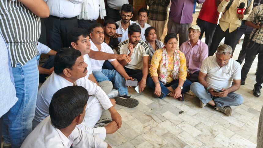 हाउस अरेस्ट पुलिस का ताला कांग्रेसियों का हंगामा