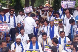 पेपर लीक के खिलाफ प्रदर्शन
