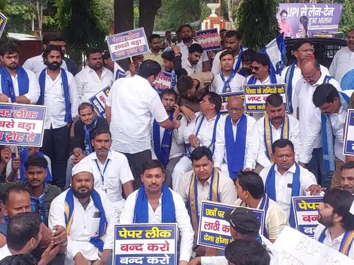 पेपर लीक के खिलाफ प्रदर्शन
