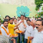 इस्तीफे पर जिला कांग्रेस ने बांटी मिठाई