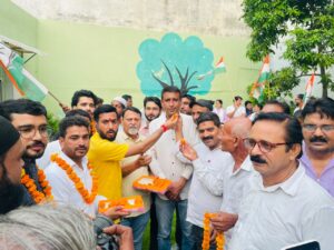 इस्तीफे पर जिला कांग्रेस ने बांटी मिठाई