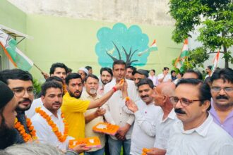 इस्तीफे पर जिला कांग्रेस ने बांटी मिठाई
