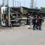 जिटोली रोड पर पलट तेज रफ्तार ट्रक