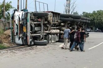 जिटोली रोड पर पलट तेज रफ्तार ट्रक