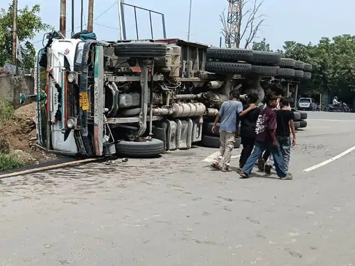 जिटोली रोड पर पलट तेज रफ्तार ट्रक