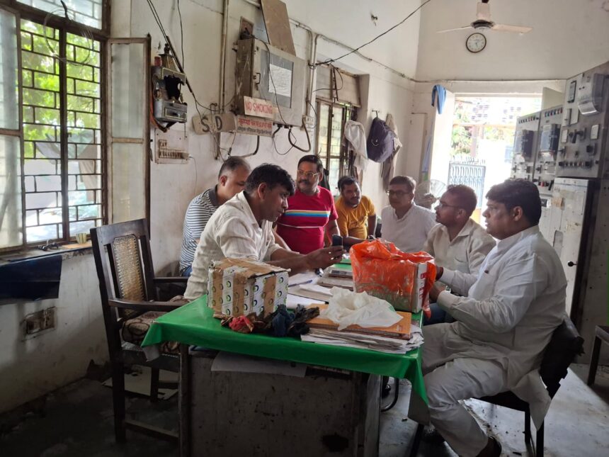 दस घंटे बत्ती गुल टूटा सब्र का बांध हंगामा