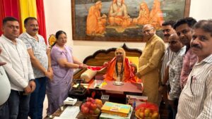 कैंट विधायक ने किया पुजारियों का सम्मान