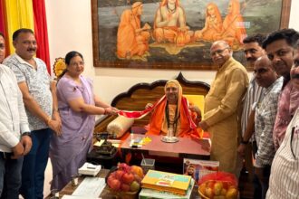 कैंट विधायक ने किया पुजारियों का सम्मान