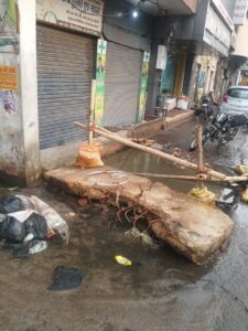 खैरनगर में दुकानों में घुसा बारिश का पानी