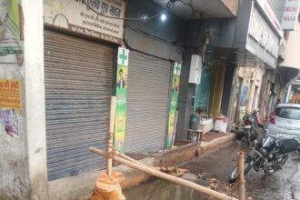 खैरनगर में दुकानों में घुसा बारिश का पानी