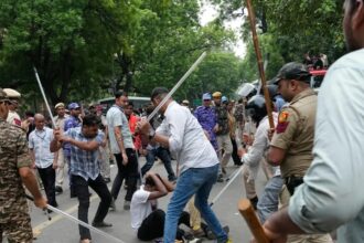सरकार और दिल्ली पुलिस की मुश्किलें बढ़ीं