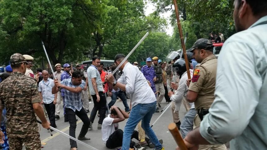 सरकार और दिल्ली पुलिस की मुश्किलें बढ़ीं