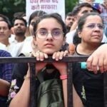 युवा पहुंचे जंतर-मंतर पुलिस की लोहे की दीवार