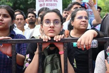 युवा पहुंचे जंतर-मंतर पुलिस की लोहे की दीवार