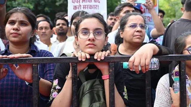 युवा पहुंचे जंतर-मंतर पुलिस की लोहे की दीवार