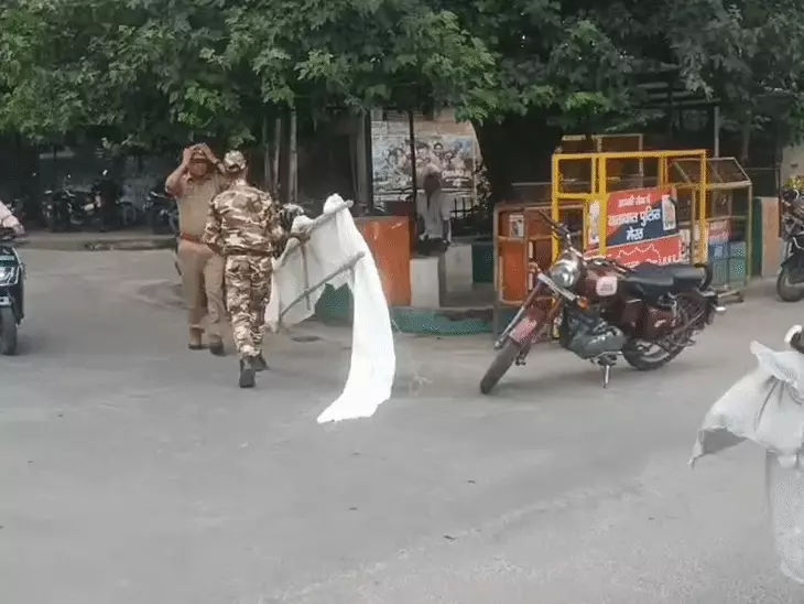 अर्थी दहन को लेकर सपाइयों की पुलिस से झड़प