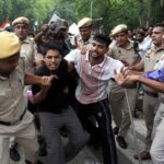 युवाओं का संसद कूच पुलिस का लाठीचार्ज