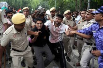 युवाओं का संसद कूच पुलिस का लाठीचार्ज