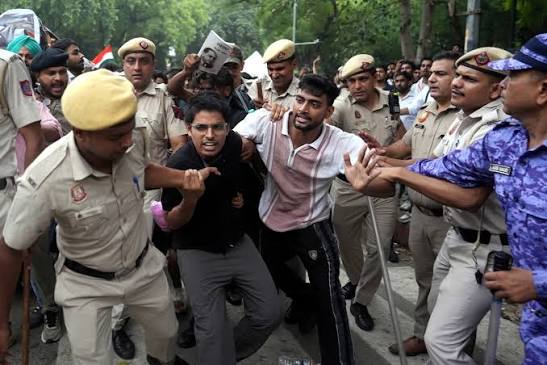 युवाओं का संसद कूच पुलिस का लाठीचार्ज
