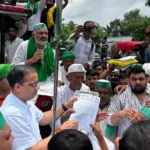 किसानों के आगे बैकफुट पर नजर आए अफसर