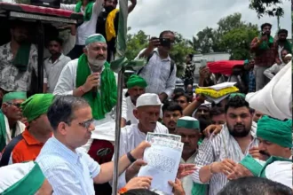 किसानों के आगे बैकफुट पर नजर आए अफसर