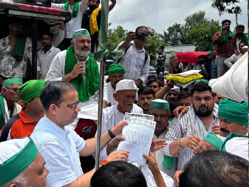 किसानों के आगे बैकफुट पर नजर आए अफसर