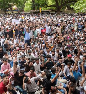 युवाओं में जंतर-मंतर पहुंचने की होड़