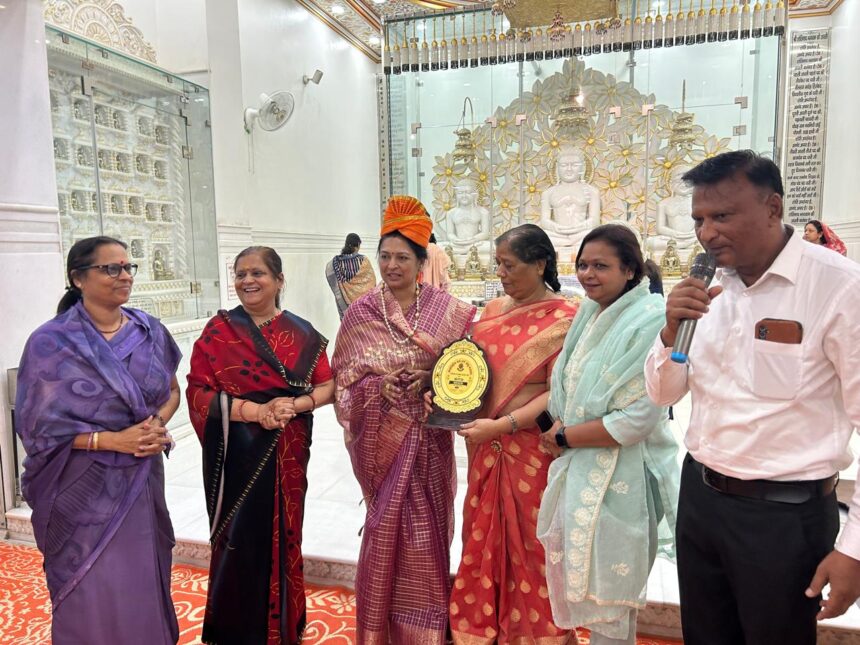 साकेत जैन मंदिर में णमोकार मंत्र का पाठ