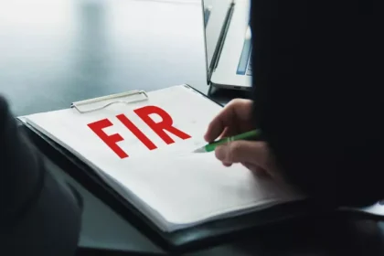 स्कूल की खामियां सही करने के बजाए FIR