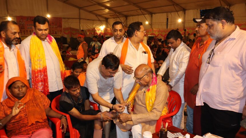 कैंट विधायक ने की कांवड़ियों की मरहम पट्टी