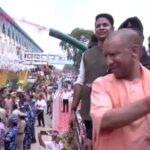 सीएम योगी ने की कांवड़ियों पर पुष्प वर्षा