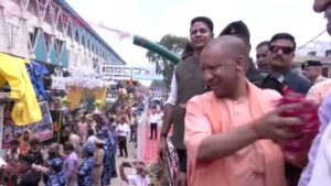 सीएम योगी ने की कांवड़ियों पर पुष्प वर्षा