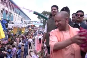 सीएम योगी ने की कांवड़ियों पर पुष्प वर्षा