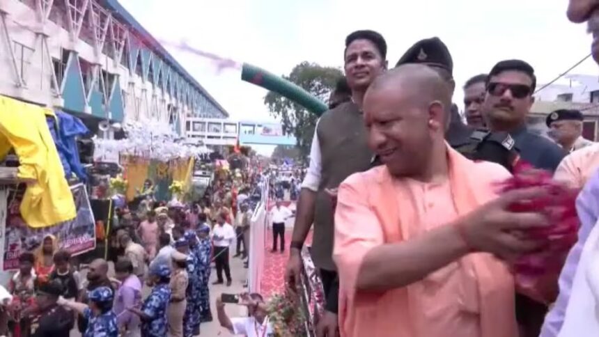 सीएम योगी ने की कांवड़ियों पर पुष्प वर्षा