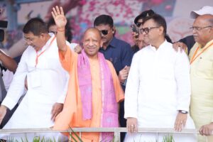 भोलेनाथ के भक्तों पर सीएम योगी ने की श्रद्धा की पुष्पवर्षा