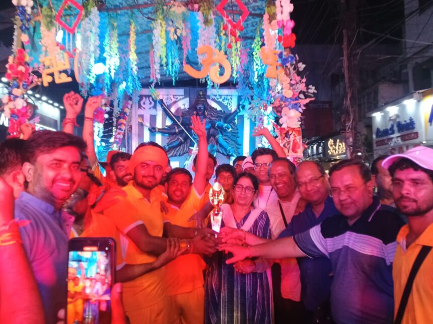 कांवड़ियों को शिकंजी का वितरण