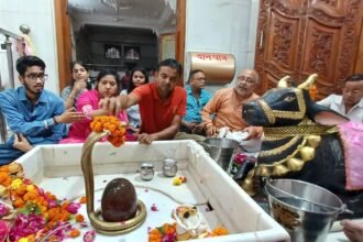 श्री वामन भगवान मंदिर में दूधिया अभिषेक