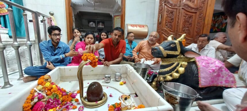 श्री वामन भगवान मंदिर में दूधिया अभिषेक